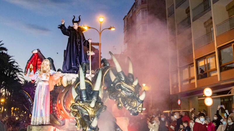 Thousands of children waited patiently for the visit of the Magi to Benidorm