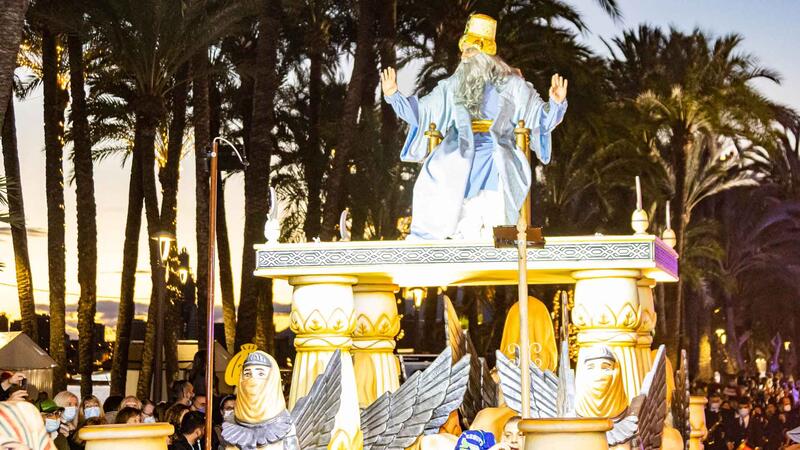 Thousands of children waited patiently for the visit of the Magi to Benidorm