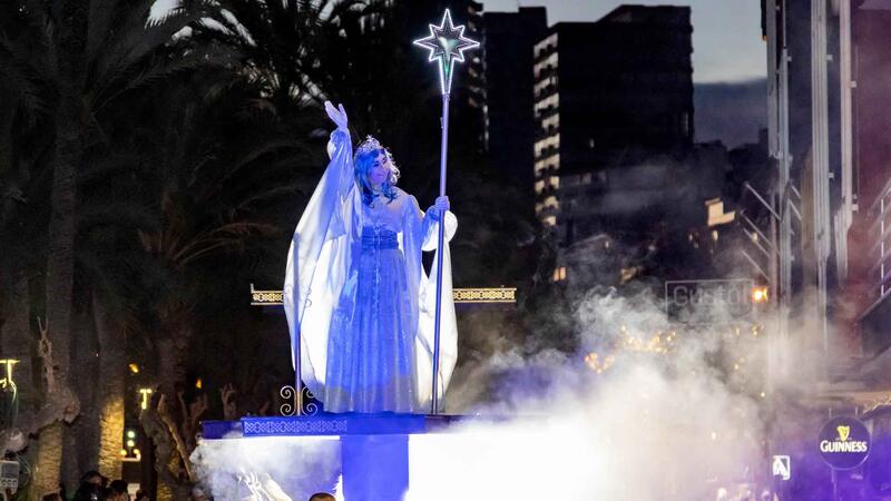 Thousands of children waited patiently for the visit of the Magi to Benidorm