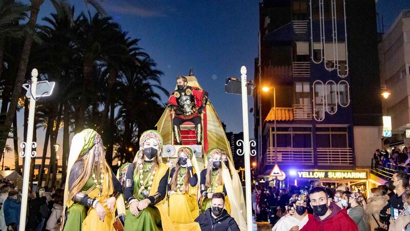Thousands of children waited patiently for the visit of the Magi to Benidorm