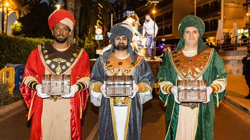 Thousands of children waited patiently for the visit of the Magi to Benidorm