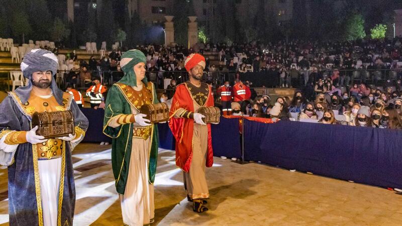 Thousands of children waited patiently for the visit of the Magi to Benidorm