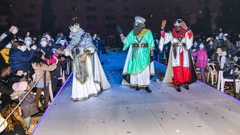 Thousands of children waited patiently for the visit of the Magi to Benidorm