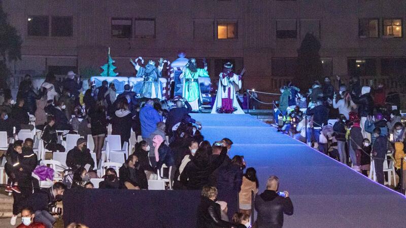 Thousands of children waited patiently for the visit of the Magi to Benidorm