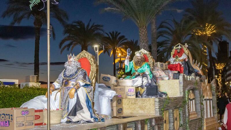 Thousands of children waited patiently for the visit of the Magi to Benidorm