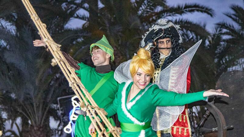 Thousands of children waited patiently for the visit of the Magi to Benidorm
