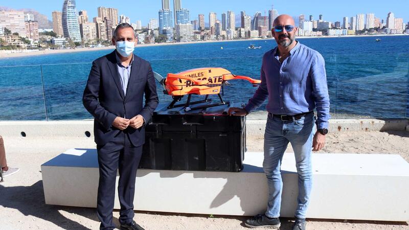 Benidorm acoge la presentación de un dron de última tecnología para el rescate en las playas 