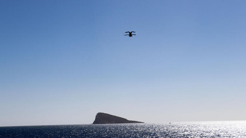 Benidorm acoge la presentación de un dron de última tecnología para el rescate en las playas 