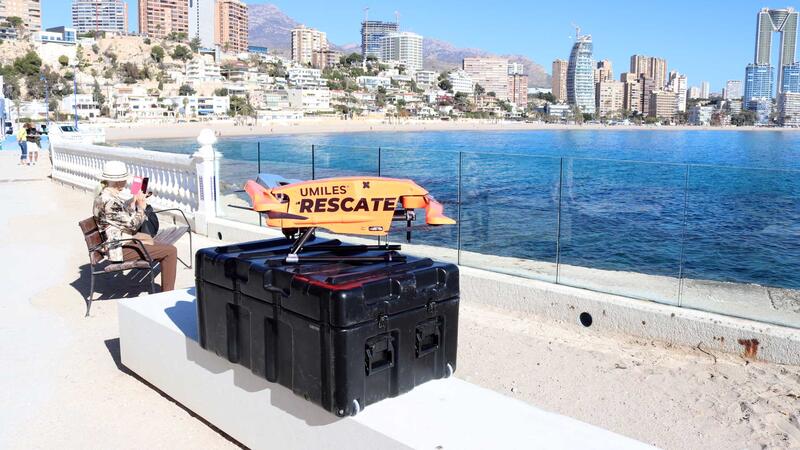 Benidorm acoge la presentación de un dron de última tecnología para el rescate en las playas 
