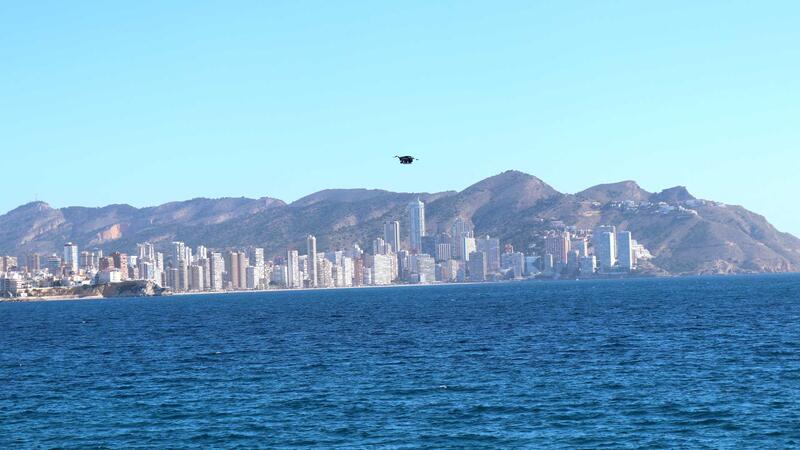 Benidorm acoge la presentación de un dron de última tecnología para el rescate en las playas 