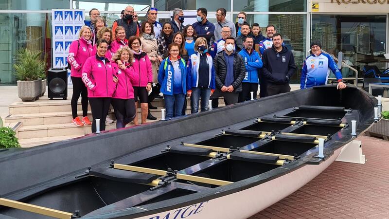 Els equips de rem del Nàutic de Benidorm estrenen demà en competició un nou llaüt.