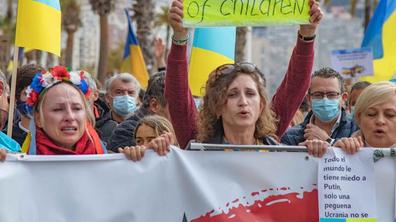 Benidorm diu no a la guerra amb una marxa per la pau i en solidaritat amb el poble d