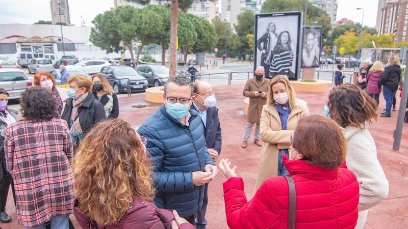 50 retratos de Iván Carbonell al aire libre para rendir homenaje a la mujer de Benidorm 