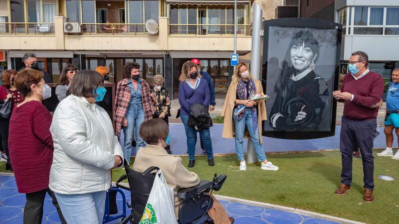50 retratos de Iván Carbonell al aire libre para rendir homenaje a la mujer de Benidorm 
