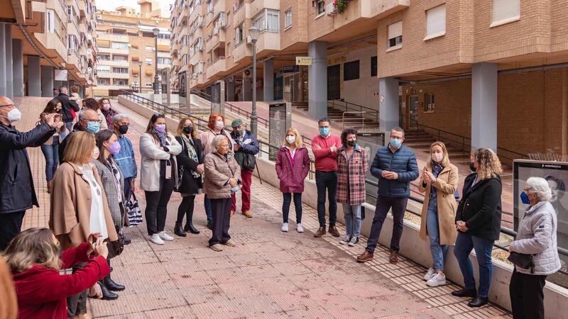 50 retratos de Iván Carbonell al aire libre para rendir homenaje a la mujer de Benidorm 
