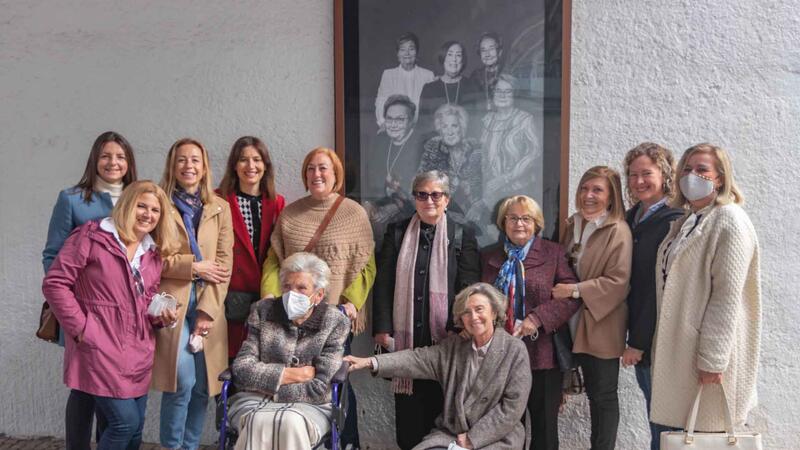 50 retratos de Iván Carbonell al aire libre para rendir homenaje a la mujer de Benidorm 
