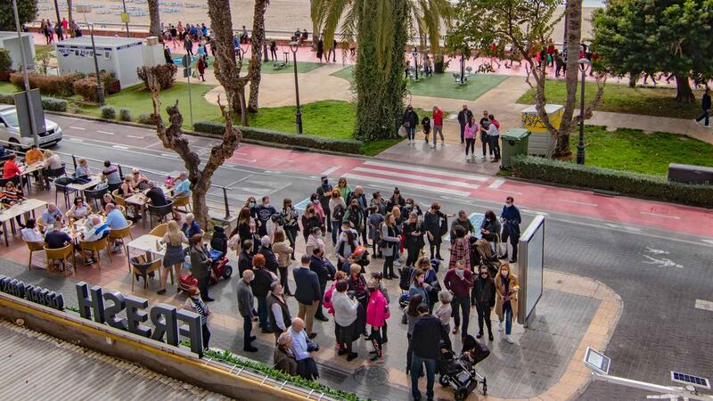 50 retratos de Iván Carbonell al aire libre para rendir homenaje a la mujer de Benidorm 