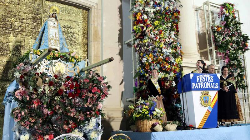Benidorm ofrenda a su patrona en el 282 aniversario de su llegada