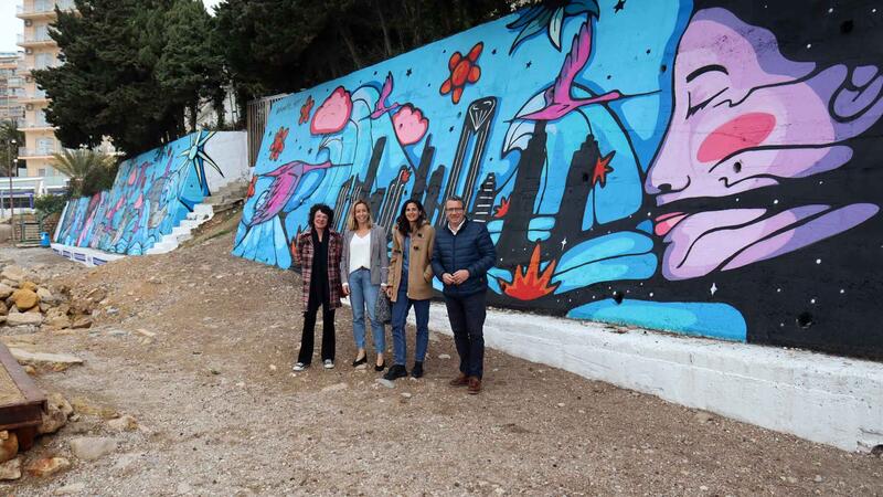 El Rincón de Loix luce desde hoy con un mural al aire libre, obra de la artista Ana Cortés ‘Bosska’, que homenajea a la mujer de Benidorm