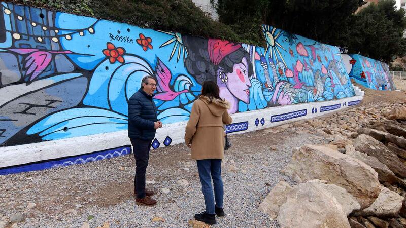 El Rincón de Loix luce desde hoy con un mural al aire libre, obra de la artista Ana Cortés ‘Bosska’, que homenajea a la mujer de Benidorm