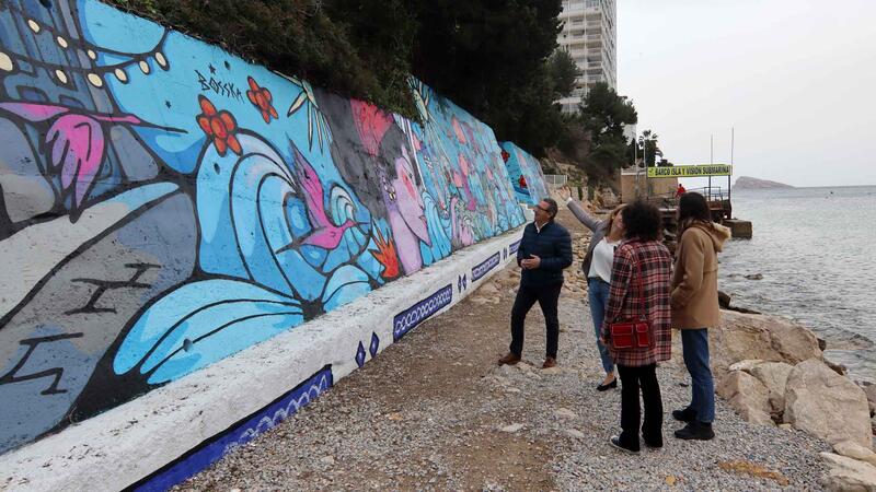 El Rincón de Loix luce desde hoy con un mural al aire libre, obra de la artista Ana Cortés ‘Bosska’, que homenajea a la mujer de Benidorm