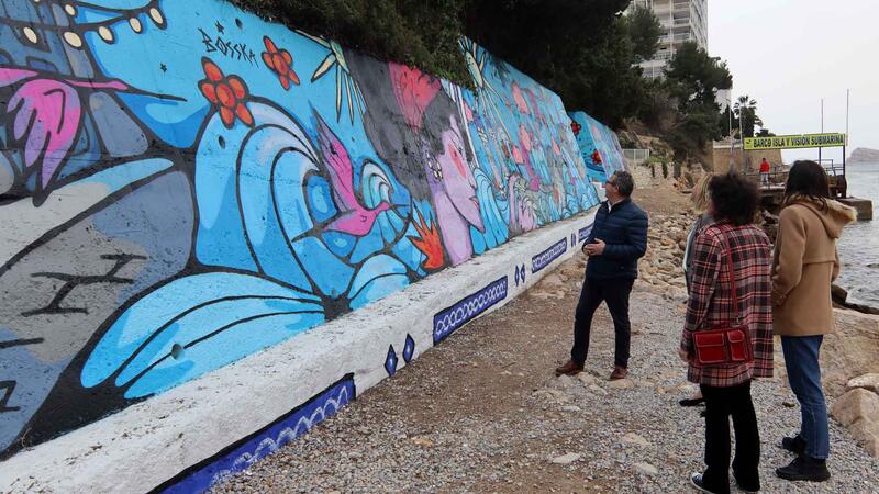 El Rincón de Loix luce desde hoy con un mural al aire libre, obra de la artista Ana Cortés ‘Bosska’, que homenajea a la mujer de Benidorm