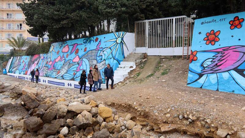 El Rincón de Loix luce desde hoy con un mural al aire libre, obra de la artista Ana Cortés ‘Bosska’, que homenajea a la mujer de Benidorm