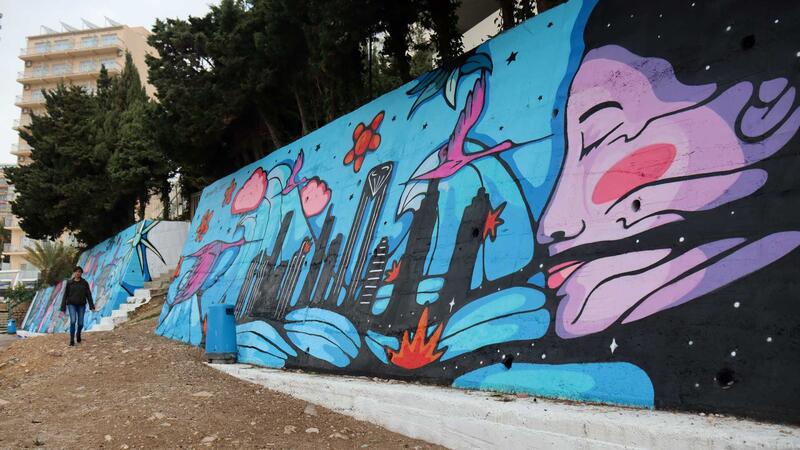 El Rincón de Loix luce desde hoy con un mural al aire libre, obra de la artista Ana Cortés ‘Bosska’, que homenajea a la mujer de Benidorm