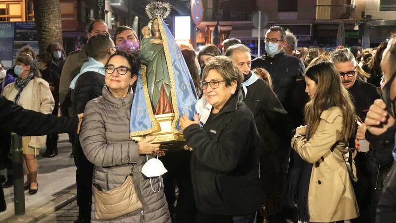 Centenares de benidormenses recuerdan al alba la llegada de la patrona hace 282 años