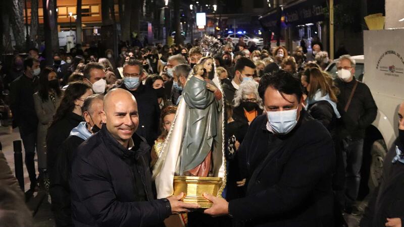 Centenares de benidormenses recuerdan al alba la llegada de la patrona hace 282 años
