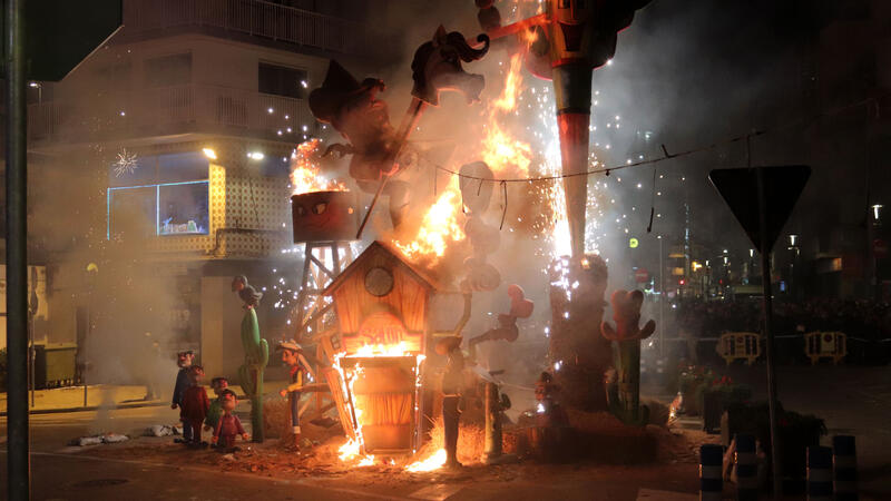 La Cremà posa el punt final a unes Falles de Benidorm que s