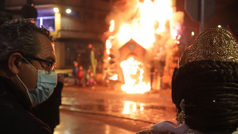 La Cremà posa el punt final a unes Falles de Benidorm que s