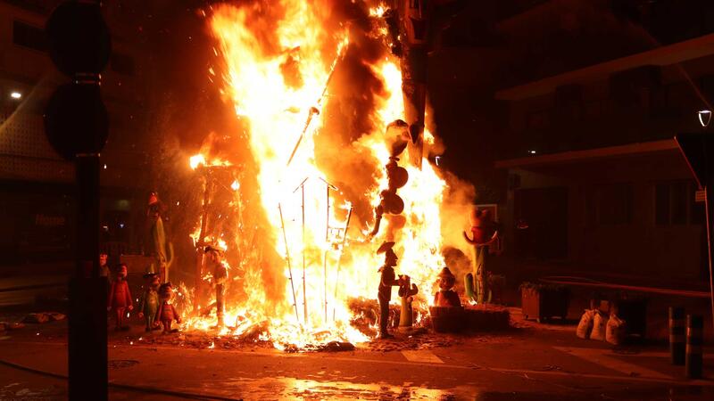 La Cremà posa el punt final a unes Falles de Benidorm que s