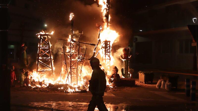 La Cremà posa el punt final a unes Falles de Benidorm que s