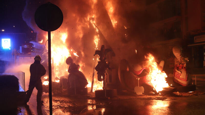 La Cremà posa el punt final a unes Falles de Benidorm que s