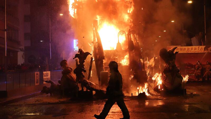 La Cremà posa el punt final a unes Falles de Benidorm que s