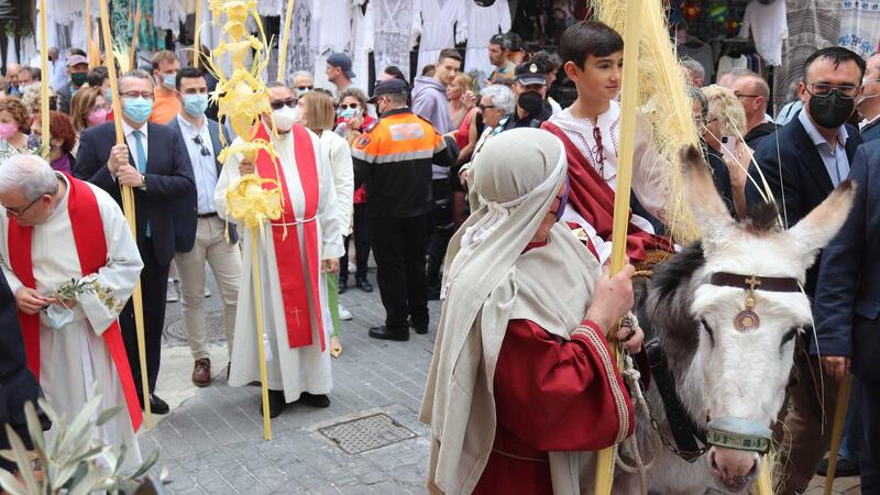 Centenars de veïns i turistes celebren a Benidorm la tradicional 