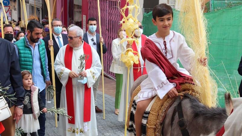 Centenars de veïns i turistes celebren a Benidorm la tradicional 