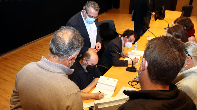 Albert Alcaraz and Malagón relate and illustrate the stories and places of Benidorm
