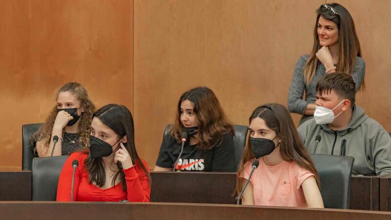 Alumnos del Bernat de Sarrià ‘examinan’ a sus representantes en el Ayuntamiento