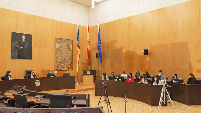 Alumnos del Bernat de Sarrià ‘examinan’ a sus representantes en el Ayuntamiento