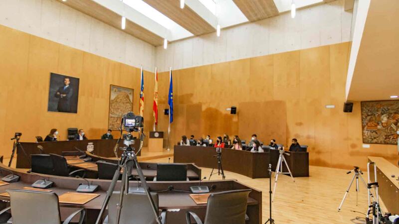 Alumnos del Bernat de Sarrià ‘examinan’ a sus representantes en el Ayuntamiento