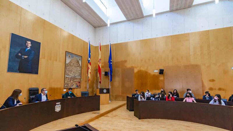 Alumnos del Bernat de Sarrià ‘examinan’ a sus representantes en el Ayuntamiento