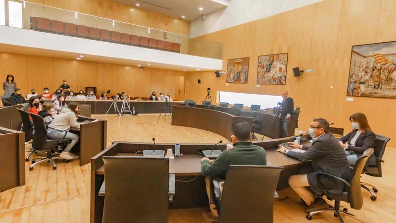 Alumnos del Bernat de Sarrià ‘examinan’ a sus representantes en el Ayuntamiento