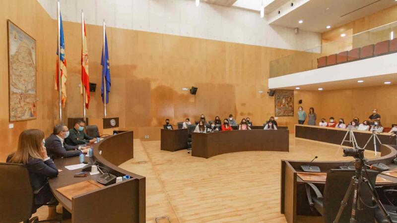 Alumnos del Bernat de Sarrià ‘examinan’ a sus representantes en el Ayuntamiento