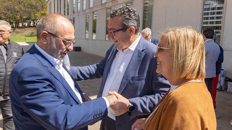 Doble Amor Center receives a check for 2,300 euros from Bodegas Bocopa for the sales of the wine 