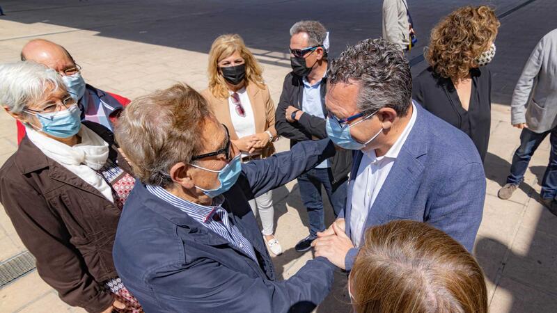 Doble Amor Center receives a check for 2,300 euros from Bodegas Bocopa for the sales of the wine 