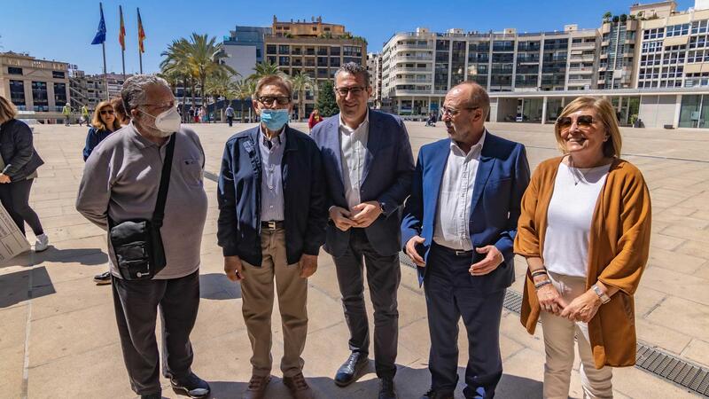 Doble Amor Center receives a check for 2,300 euros from Bodegas Bocopa for the sales of the wine 