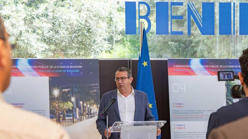 Benidorm renews 2,700 points of light in the central area to improve the energy efficiency of its public lighting