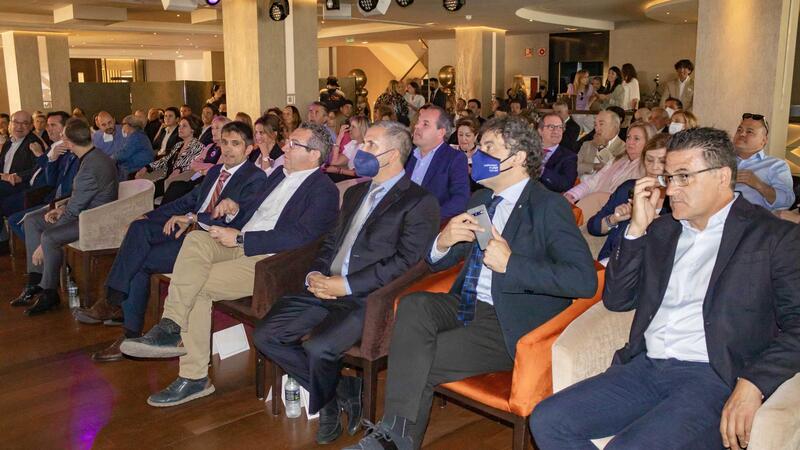 Toni Pérez felicita al Hotel Don Pancho por su 50 Aniversario